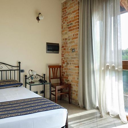 Hotel Le Botti Guarene Екстериор снимка