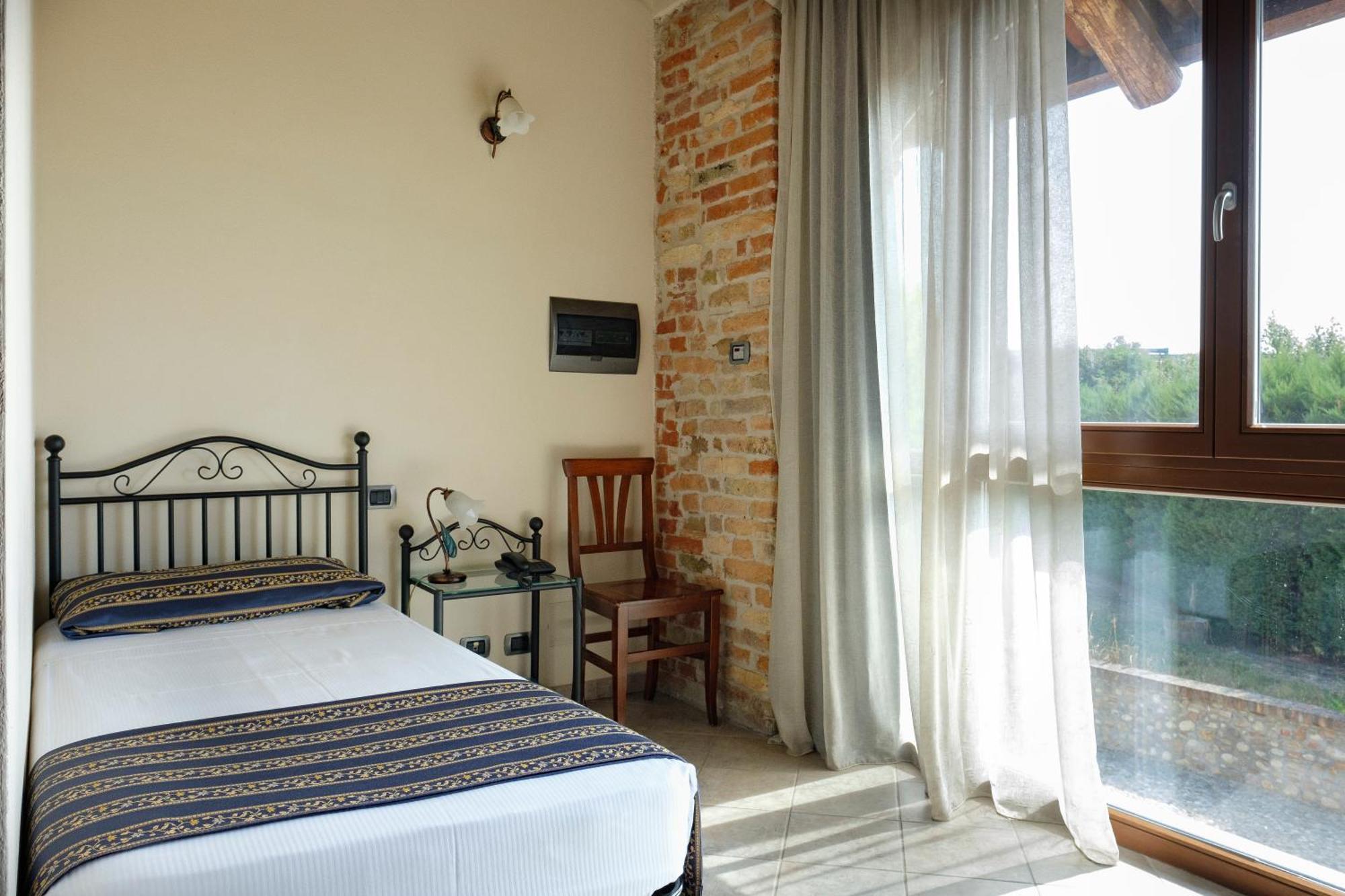 Hotel Le Botti Guarene Екстериор снимка