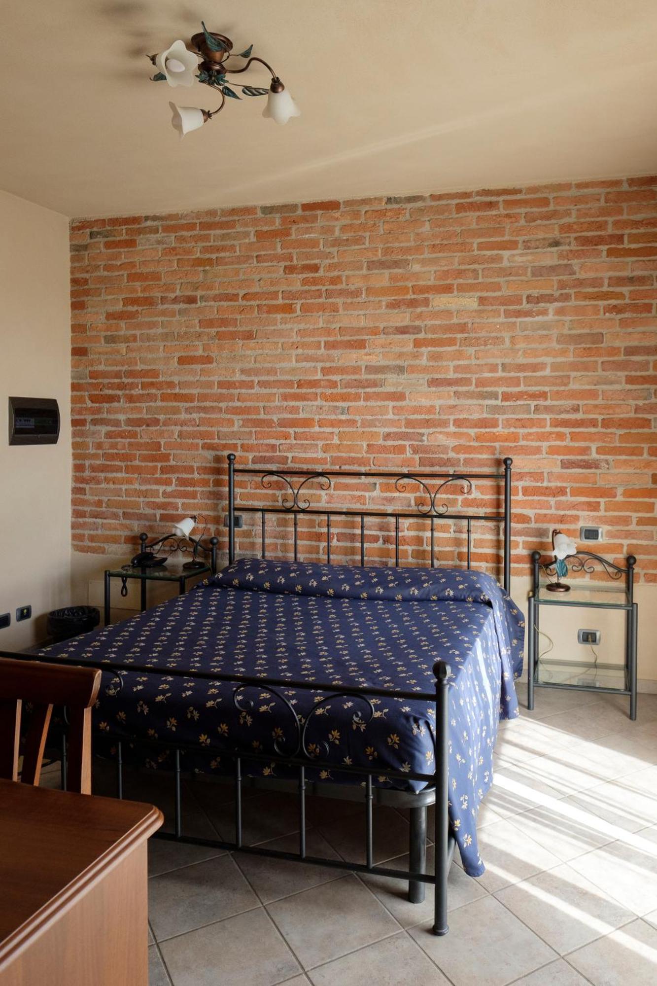 Hotel Le Botti Guarene Екстериор снимка