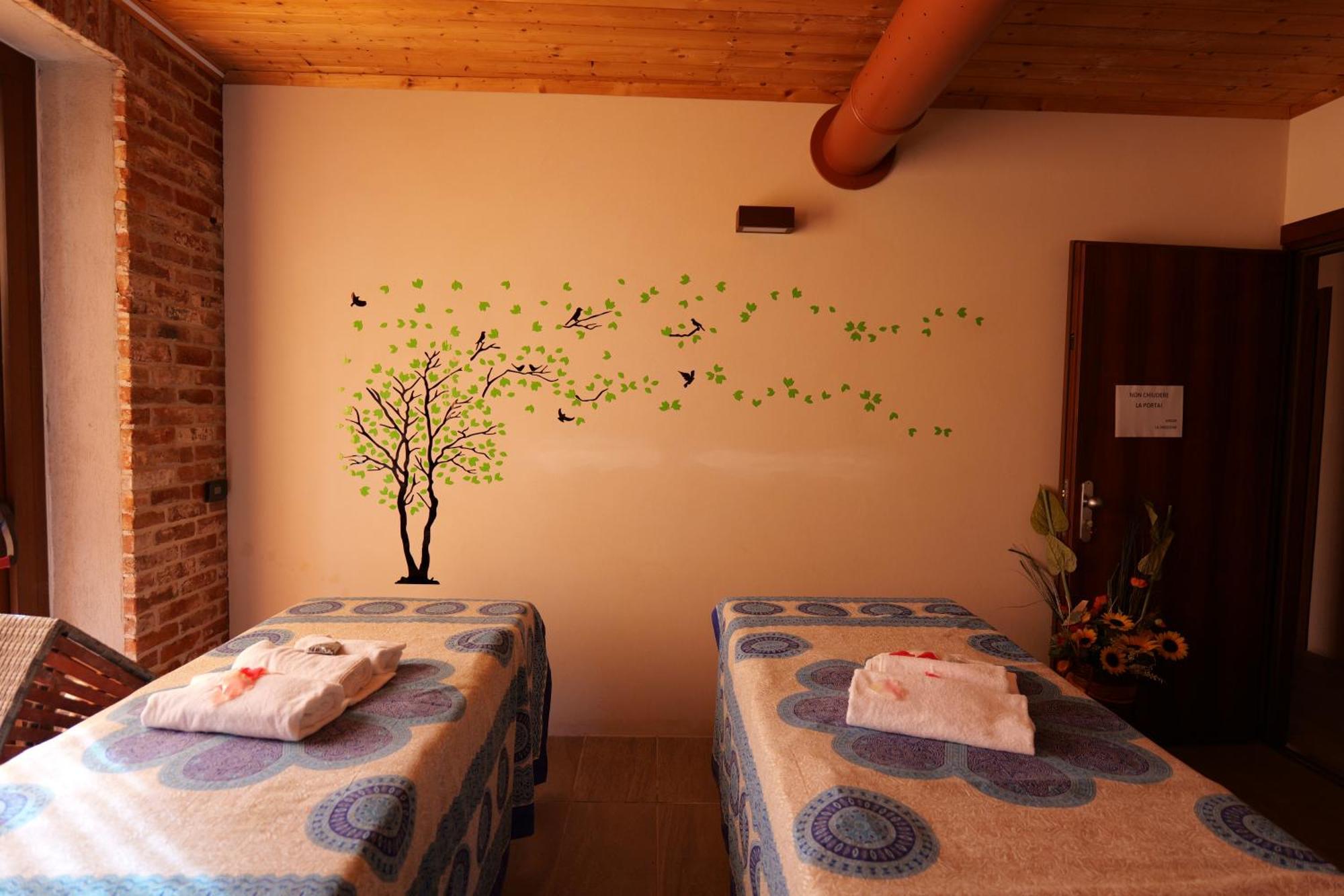 Hotel Le Botti Guarene Екстериор снимка