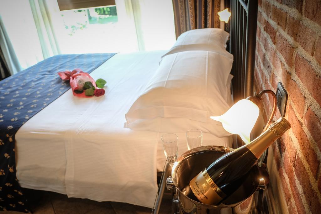 Hotel Le Botti Guarene Екстериор снимка