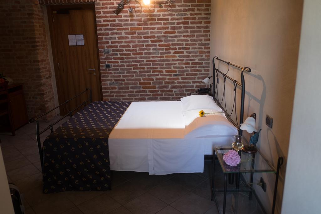 Hotel Le Botti Guarene Екстериор снимка