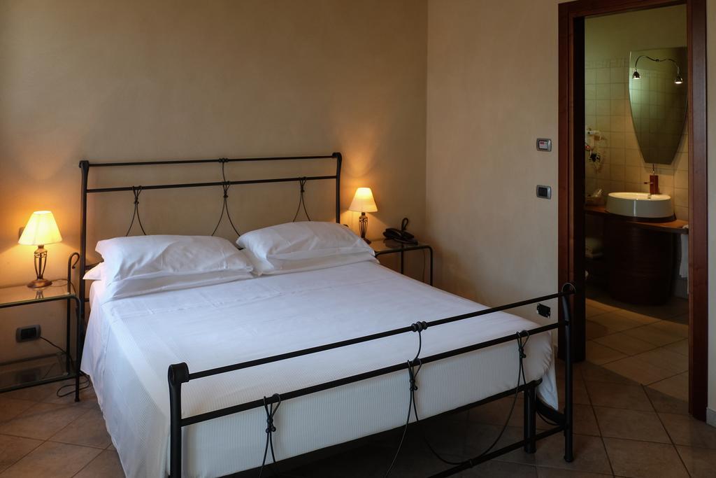 Hotel Le Botti Guarene Екстериор снимка