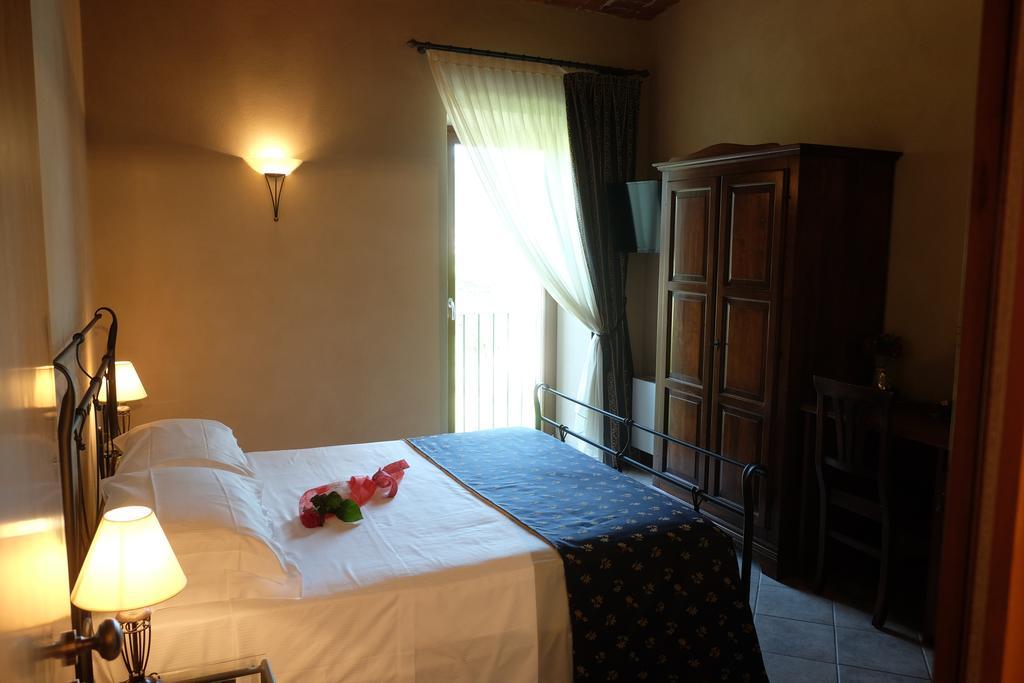 Hotel Le Botti Guarene Екстериор снимка